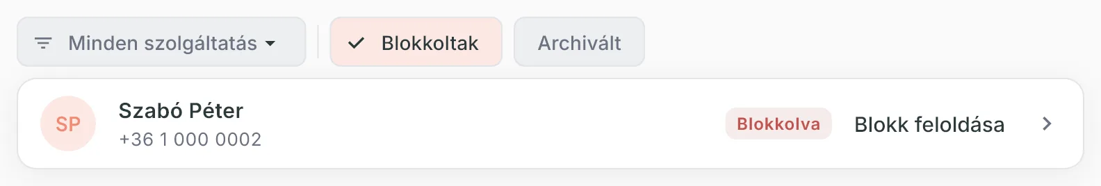 A Vendégek listán bekapcsolt Blokkoltak szűrő, alatta egy blokkolt vendég kártyája Blokkolva jelvénnyel és Blokk feloldása gombbal